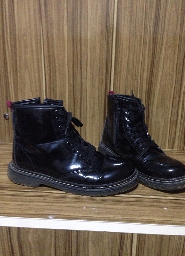 Siyah bot - Görsel 2