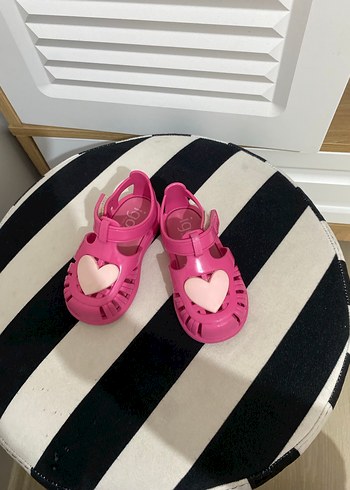 21 Beden Tokalı Pembe Kız Çocuk Sandalet