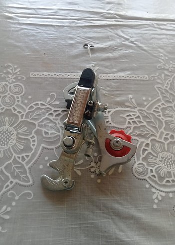 Gri ve Beyaz Kirpik Kıvırıcı