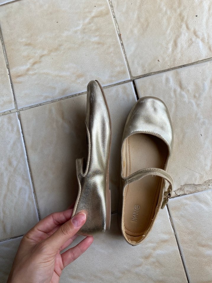 Kızlar için Parlak Altın Tokalı Babet - Görsel 4