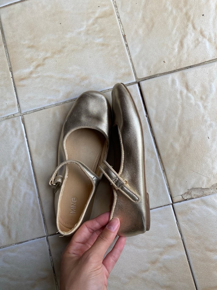 Kızlar için Parlak Altın Tokalı Babet - Görsel 2