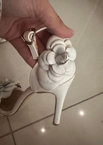 Beyaz Floral Detaylı İnce Topuklu Kadın Ayakkabı - Görsel 4