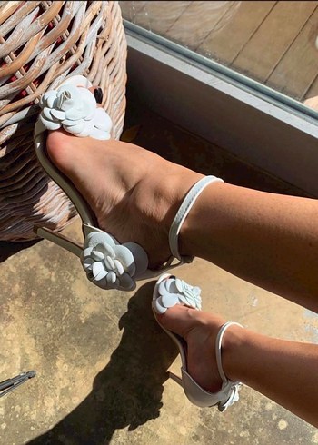 Beyaz Floral Detaylı İnce Topuklu Kadın Ayakkabı - Görsel 2