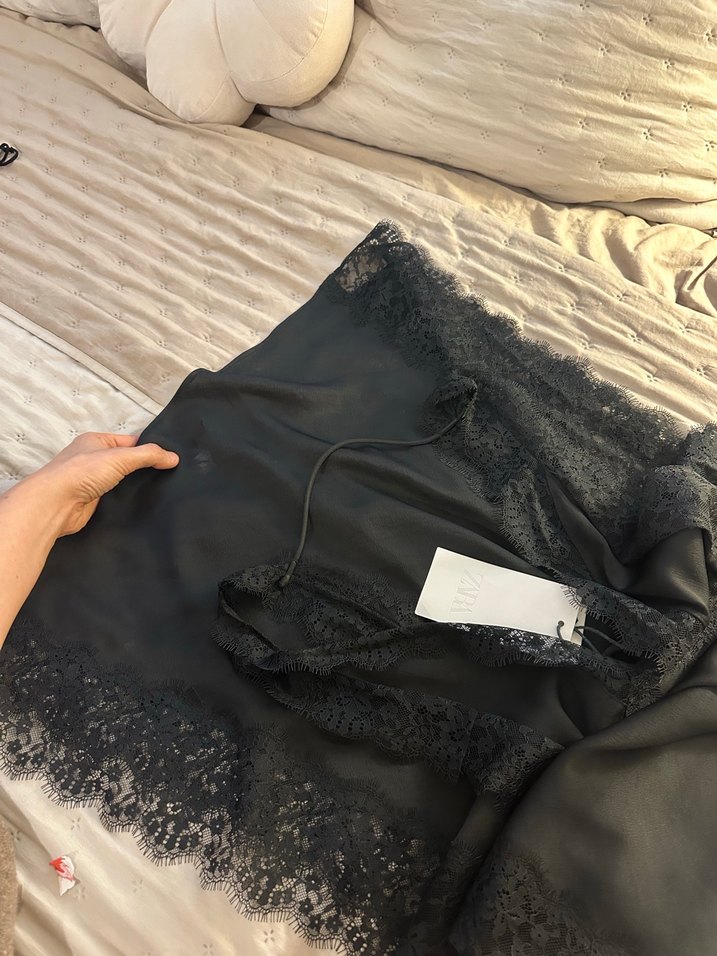 Dantel Detaylı Siyah Yılan Desenli Uzun Elbise - Görsel 4