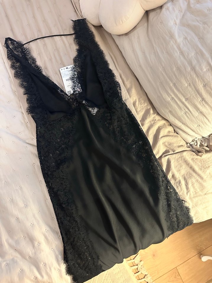 Dantel Detaylı Siyah Yılan Desenli Uzun Elbise - Görsel 2