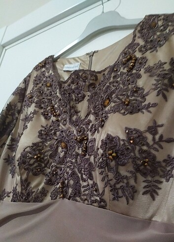 38 beden kuyruklu boncuk detaylı kahverengi elbise - Görsel 3