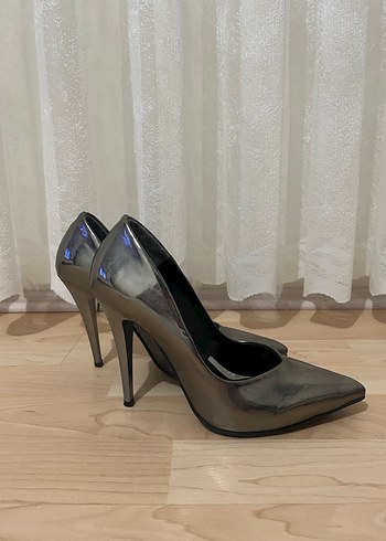 Kadın Gri Metalik Stiletto Topuklu Ayakkabı