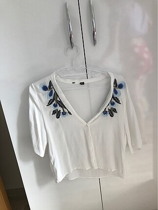 Desenli beyaz gömlek