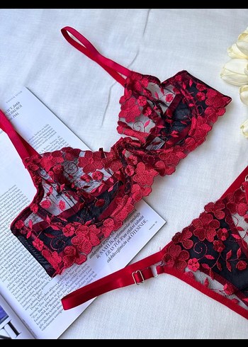 kırmızı çiçek detaylı sütyen takımı - Görsel 3