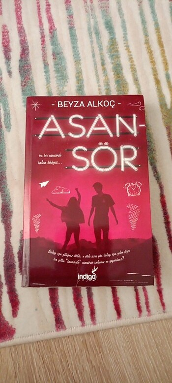 Beyza Alkoç Asansör imzalı kitap 