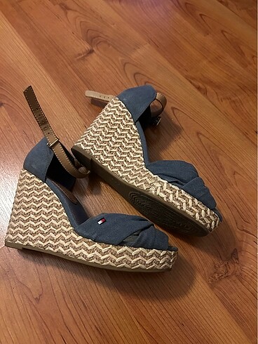 37 Beden Tommy hilfiger dolgu topuk sandalet