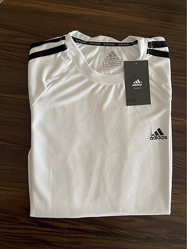 Adidas terletmez nefes alan kumaş Tişört