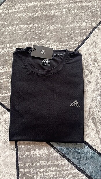 Adidas Terletmez nefes alan kumaş Tişört