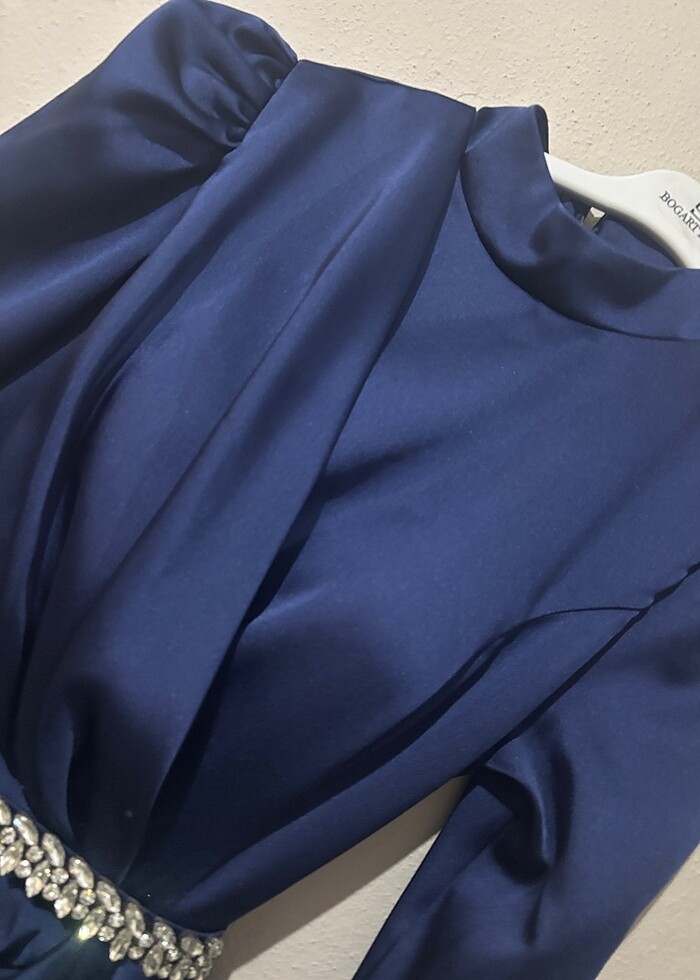 Mavi saten elbise - Görsel 3