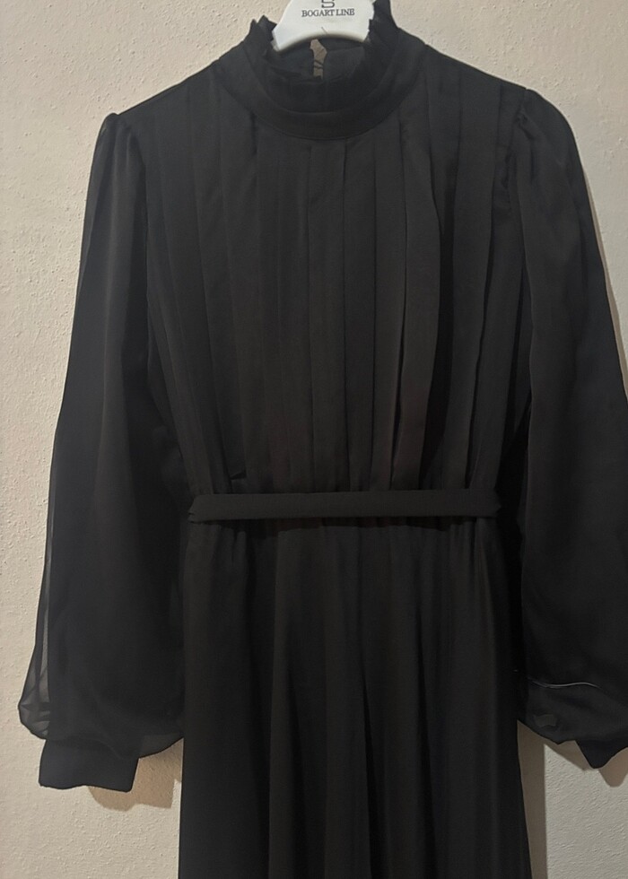 Siyah fırfırlı sade elbise - Görsel 2