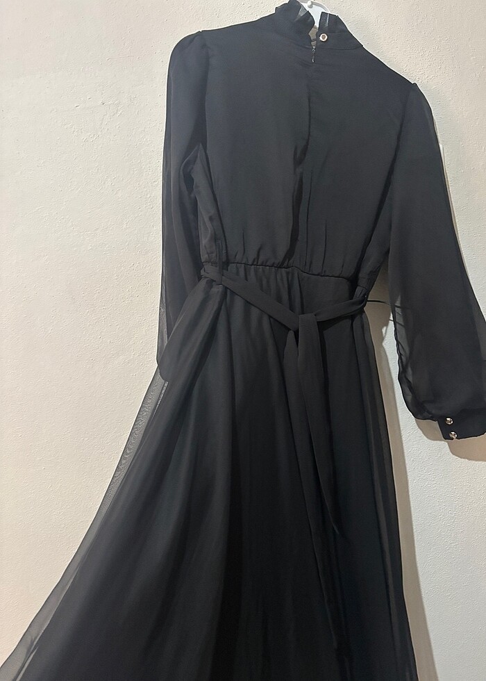 Siyah fırfırlı sade elbise - Görsel 3