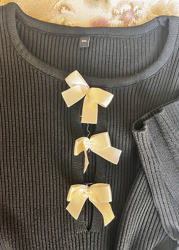 Beyaz kurdeleli Siyah Kısa Kollu Örme Bluz - Görsel 3