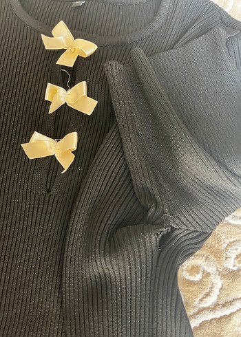 Beyaz kurdeleli Siyah Kısa Kollu Örme Bluz - Görsel 2