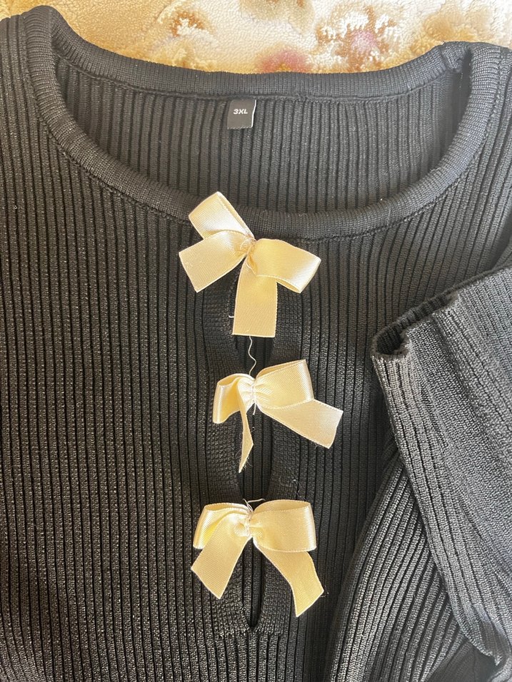 Beyaz kurdeleli Siyah Kısa Kollu Örme Bluz - Görsel 3