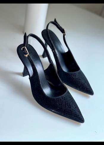 Siyah Yılan Derisi Desenli Tokalı Stiletto