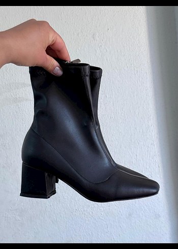 39 Beden siyah Renk Tokalı Siyah Deri Blok Topuklu Bot