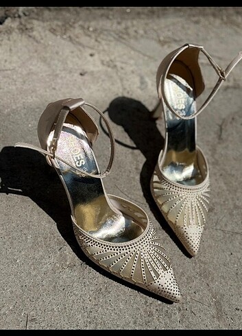 37 Beden camel Renk İnce Topuklu Taşlı Stiletto Dore