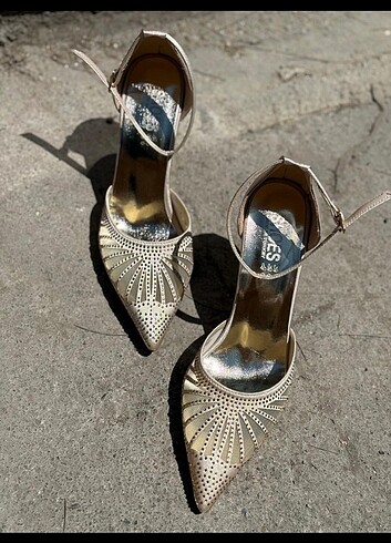 39 Beden İnce Topuklu Taşlı Stiletto Dore 