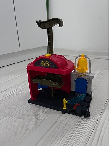 HOTWHEELS araba yollar ve setler, 3 adet