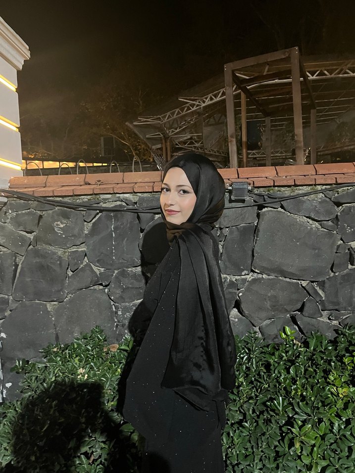 Siyah simli arkadan ipli ayarlanabılır elbise - Görsel 4