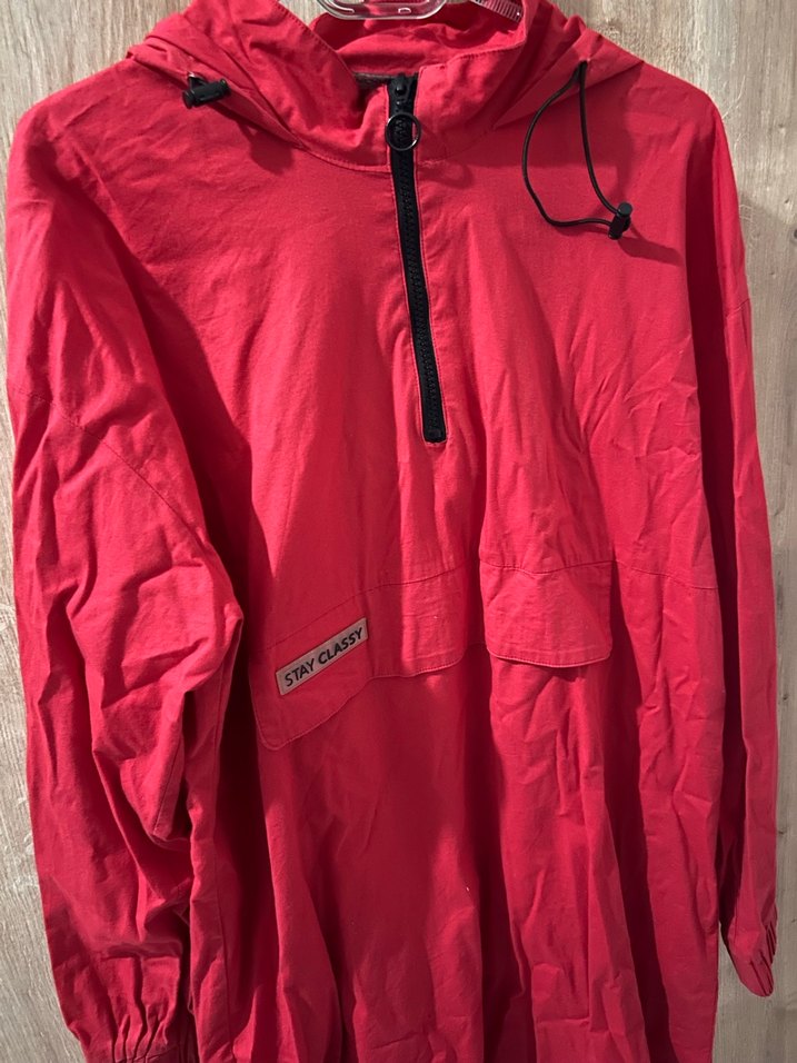 Kırmızı Kapüşonlu Kadın Yağmurluk - Görsel 2