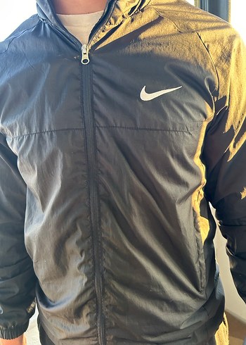 Nike Siyah Parlak Yüksek Yakalı Erkek Yağmurluk - Görsel 2