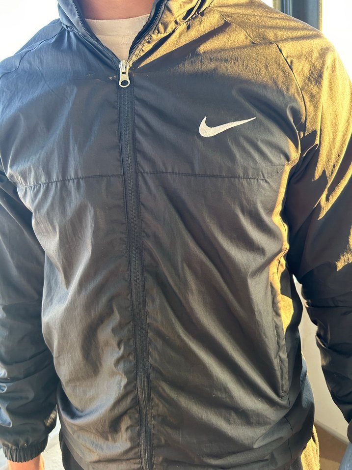 Nike Siyah Parlak Yüksek Yakalı Erkek Yağmurluk - Görsel 2