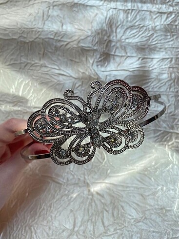Claires kelebekli taşlı metal taç