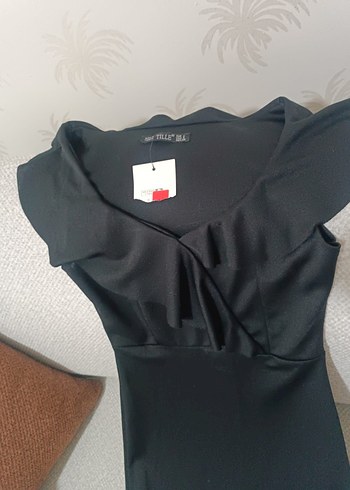 Siyah V Yaka Fırfırlı Midi Elbise - Görsel 3