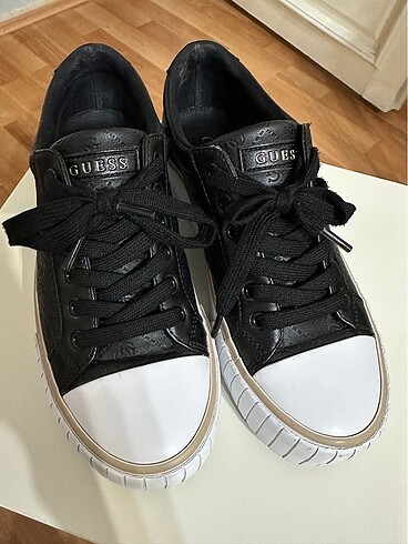 Guess sneaker