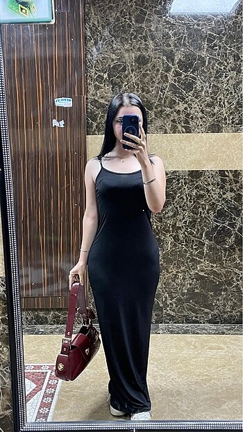Vücuda oturan sandy askılı elbise