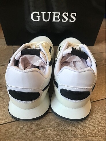 44 Beden beyaz Renk Orjinal Guess