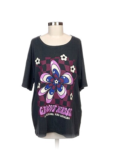Pull and Bear T-shirt %70 İndirimli.