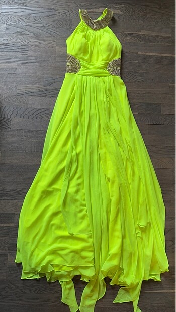 Neon yeşil işlemeli taşlı sifon gece elbisesi