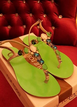 Tasarımcı Yeşil taşlı sandalet 