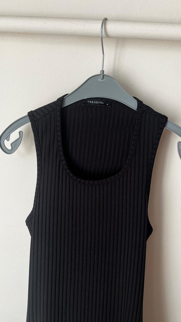 Siyah Pliseli Kolsuz Midi Triko Elbise - Görsel 2