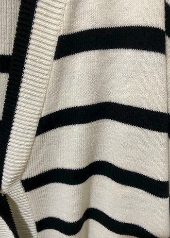 Kadın Beyaz Siyah Çizgili V Yaka Hırka - Görsel 4