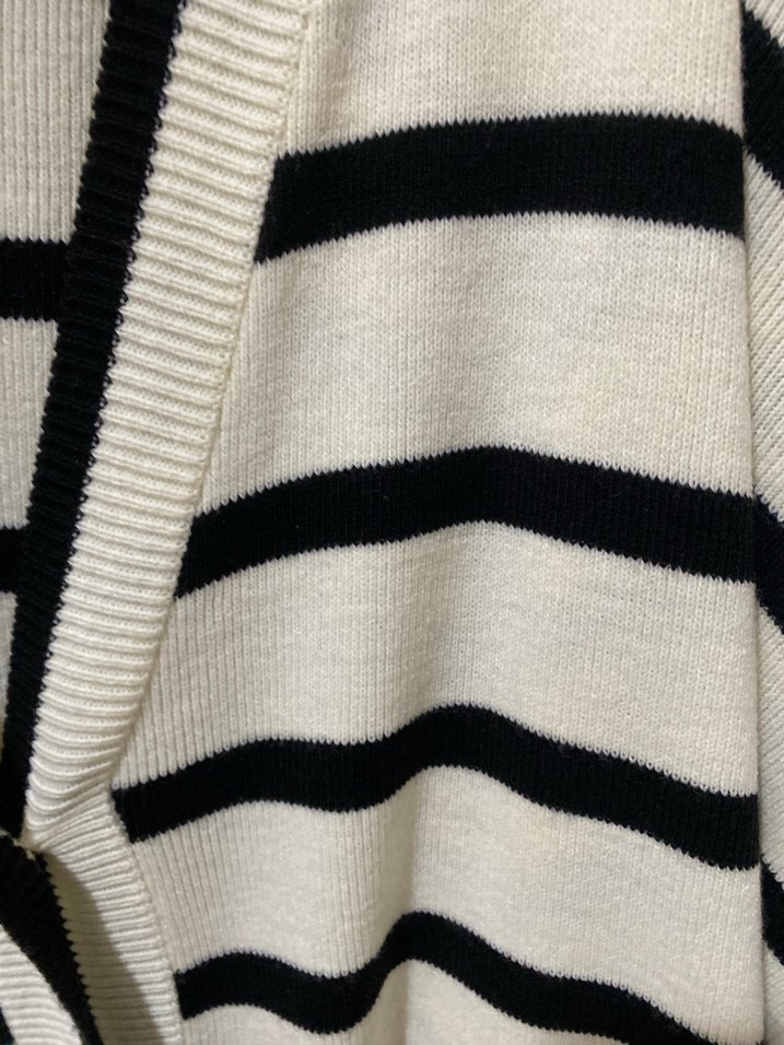 Kadın Beyaz Siyah Çizgili V Yaka Hırka - Görsel 4