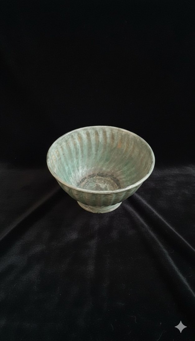 Kıvrımlı hatlara sahip Osmanlı dev bakır kase - Görsel 3