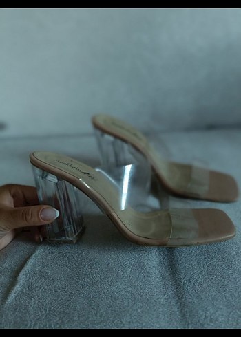 Şeffaf Bantlı Bej Stiletto Terlik