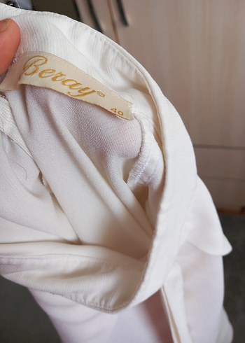 Beyaz Dökümlü Yüksek Yakalı Midi Gömlek - Görsel 5