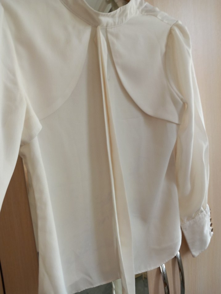 Beyaz Dökümlü Yüksek Yakalı Midi Gömlek - Görsel 2