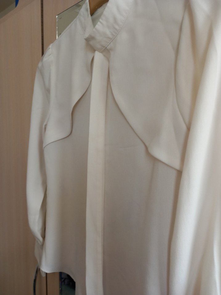 Beyaz Dökümlü Yüksek Yakalı Midi Gömlek - Görsel 4