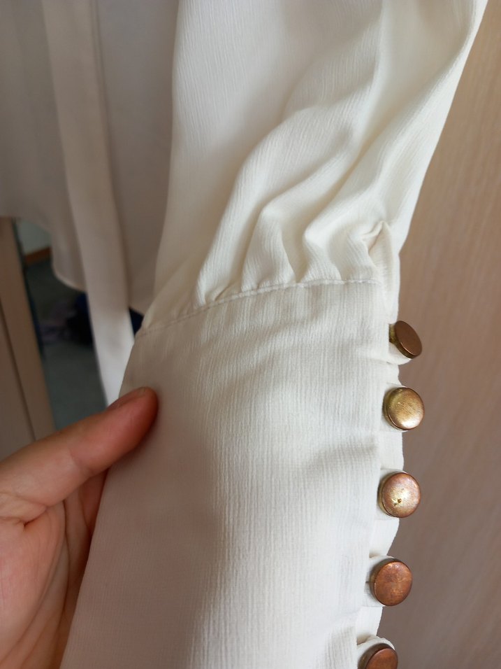 Beyaz Dökümlü Yüksek Yakalı Midi Gömlek - Görsel 3