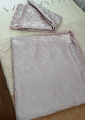 İşlemeli Gri-Pembe Masa Örtüsü - Görsel 3